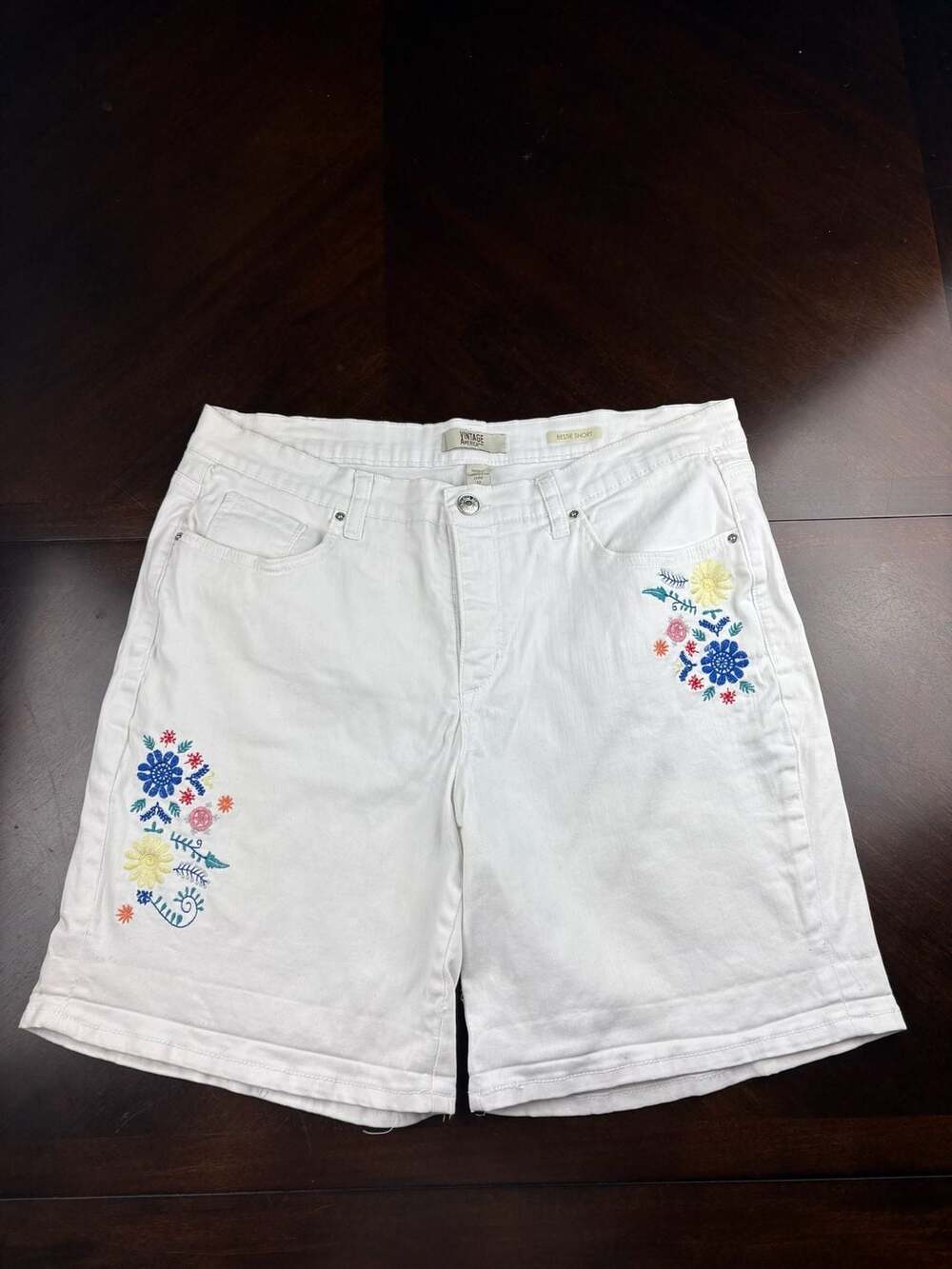 Vintage America Blues Bestie White Floral Embroidered Bermuda Shorts Women’s 12